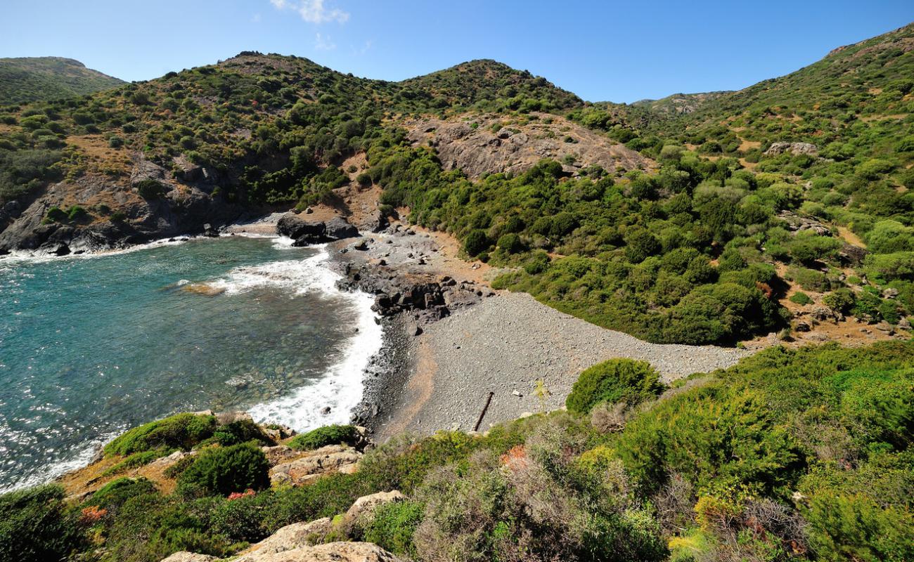 Photo of Cala Bernardu with gray pebble surface