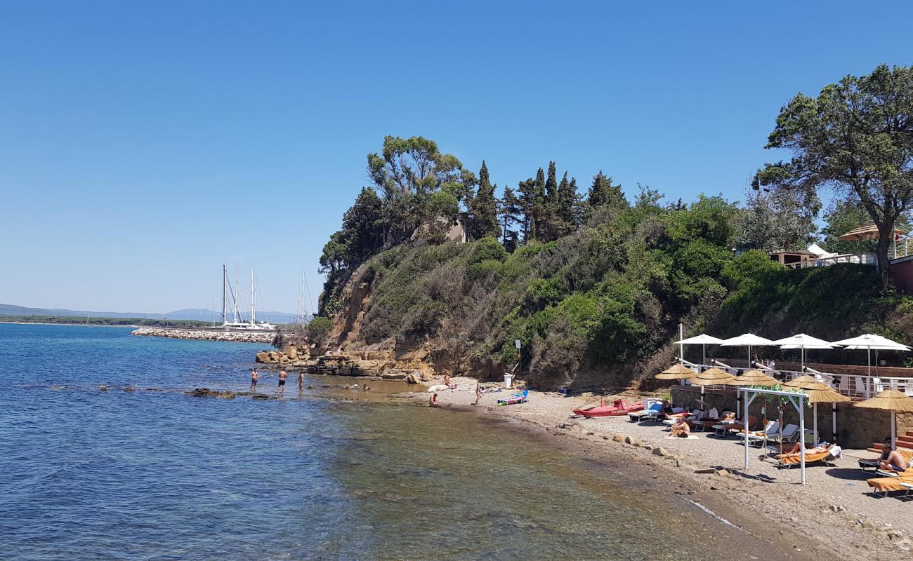 Photo of Cala Felice with gray sand &  rocks surface