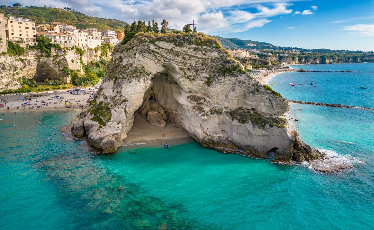 Photo of Grotta del Palombaro with bright sand surface