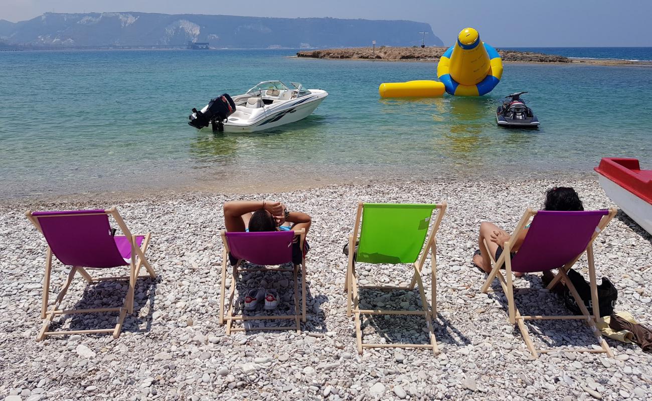 Photo of Zireh Beach with light fine pebble surface