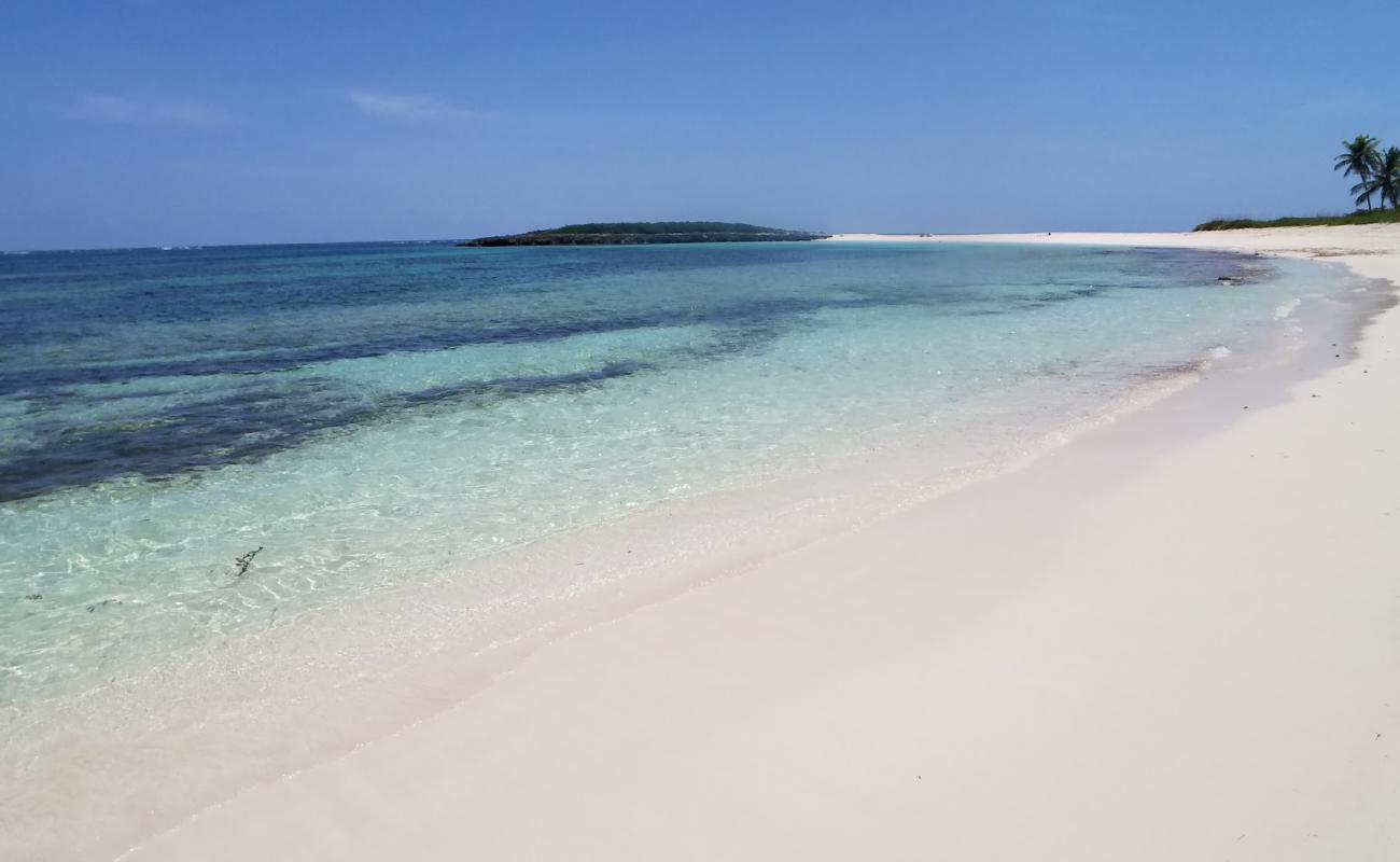 Photo of Twin Coves beach with bright fine sand surface