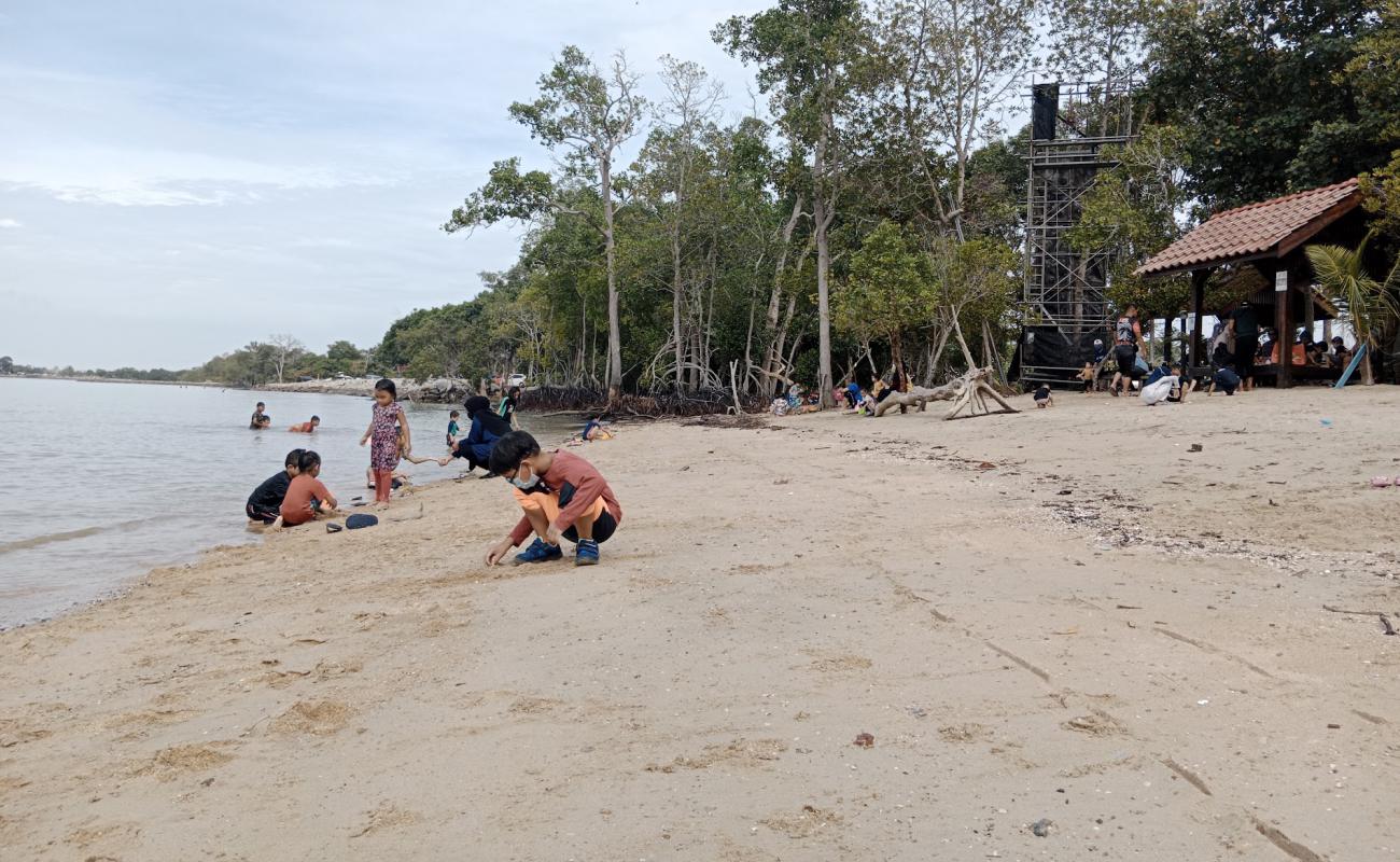 Photo of Siring Beach with bright sand surface