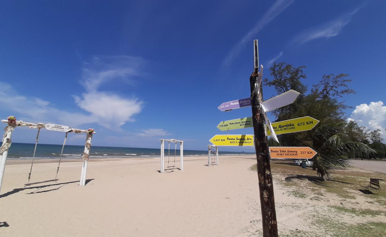 Photo of Hiburan Beach with bright sand surface