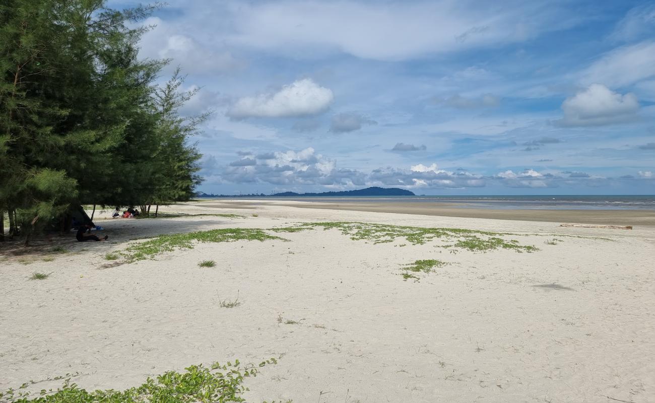 Photo of Balok Beach with gray sand surface