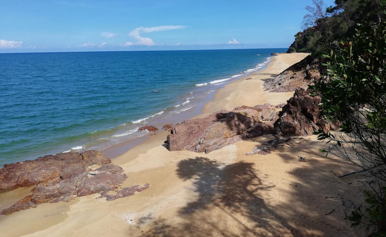 Photo of Teluk Mak Nik Beach with bright sand surface