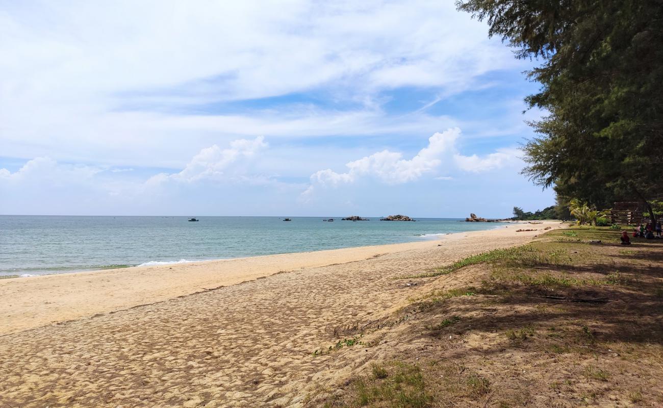 Photo of Kijal Penunjok Beach with bright sand surface