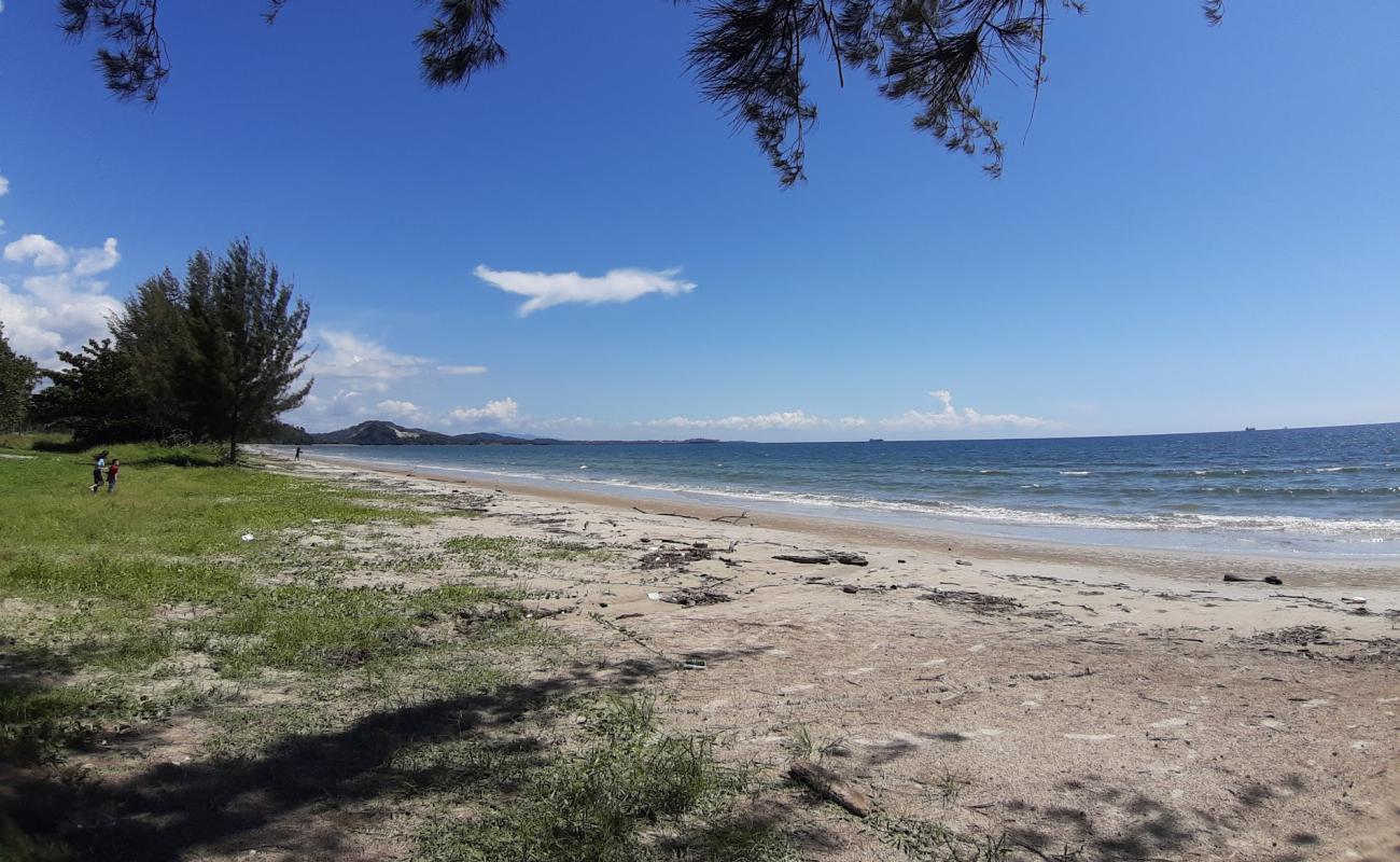 Photo of Merintaman Sipitang Beach with bright sand surface