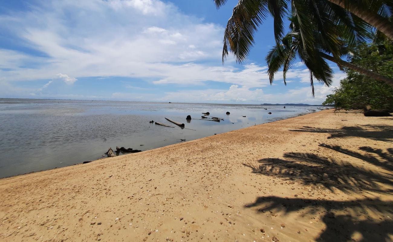 Photo of Mamangku Mas Mas with bright shell sand surface