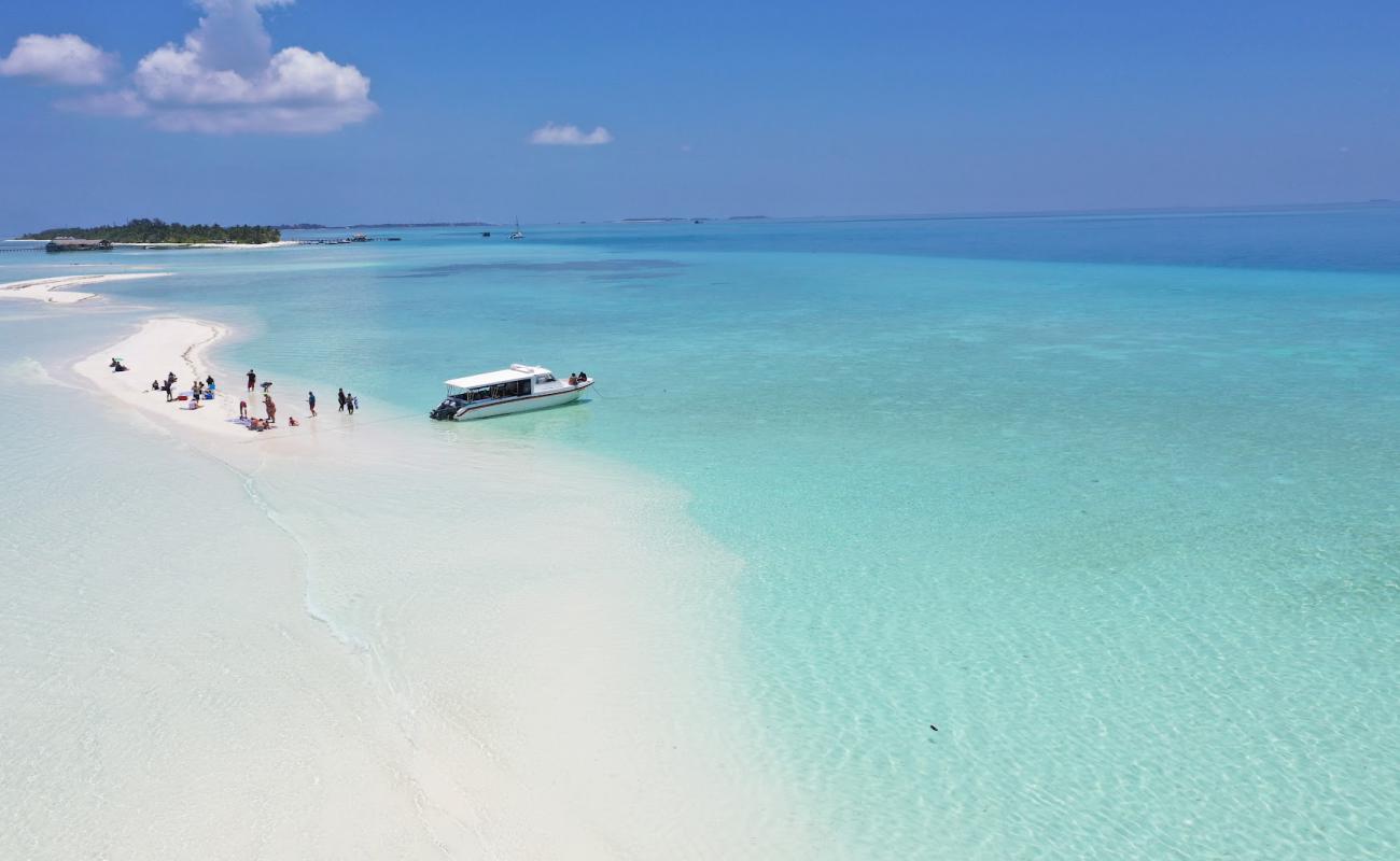 Photo of Long Beach Dhigurashu Thun'di with white fine sand surface