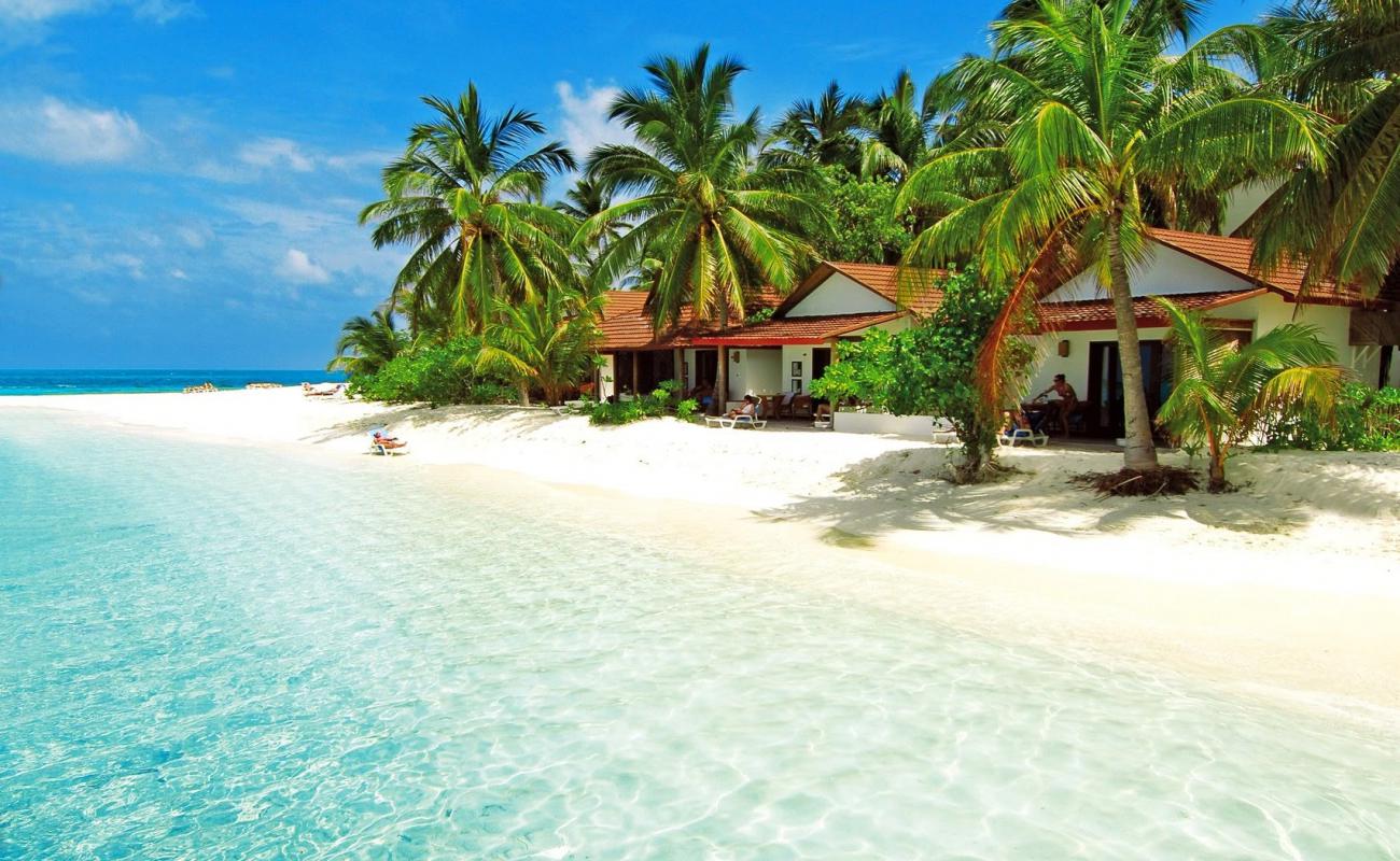 Photo of Diamonds Thudufushi with white sand surface