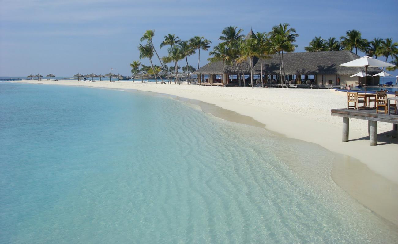 Photo of Veligandu Island Resort with white sand surface