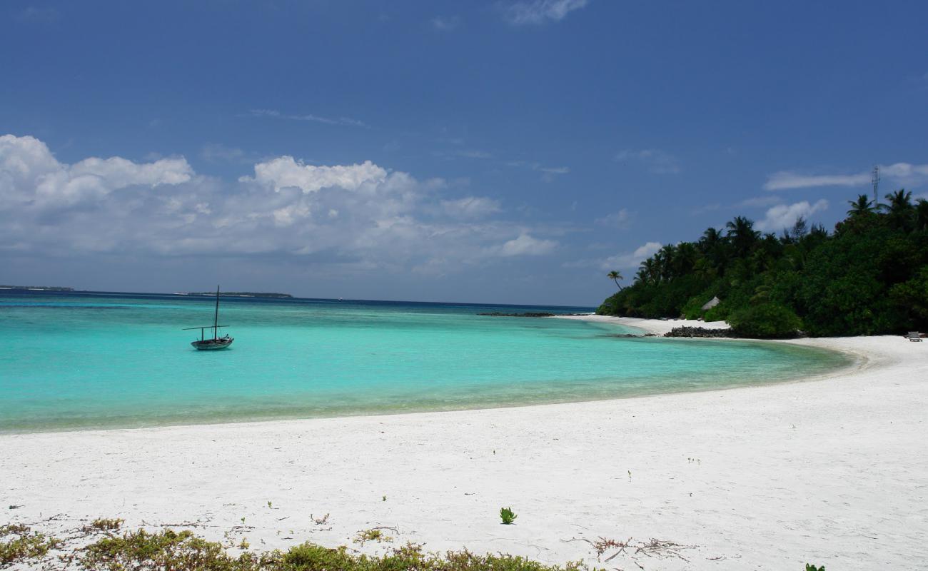 Photo of Makunudu Resort Island with white sand surface