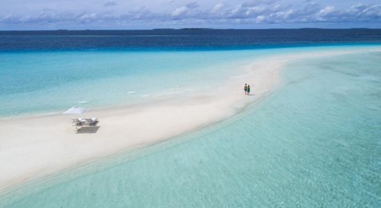 Landaagiraavaru Island Beach