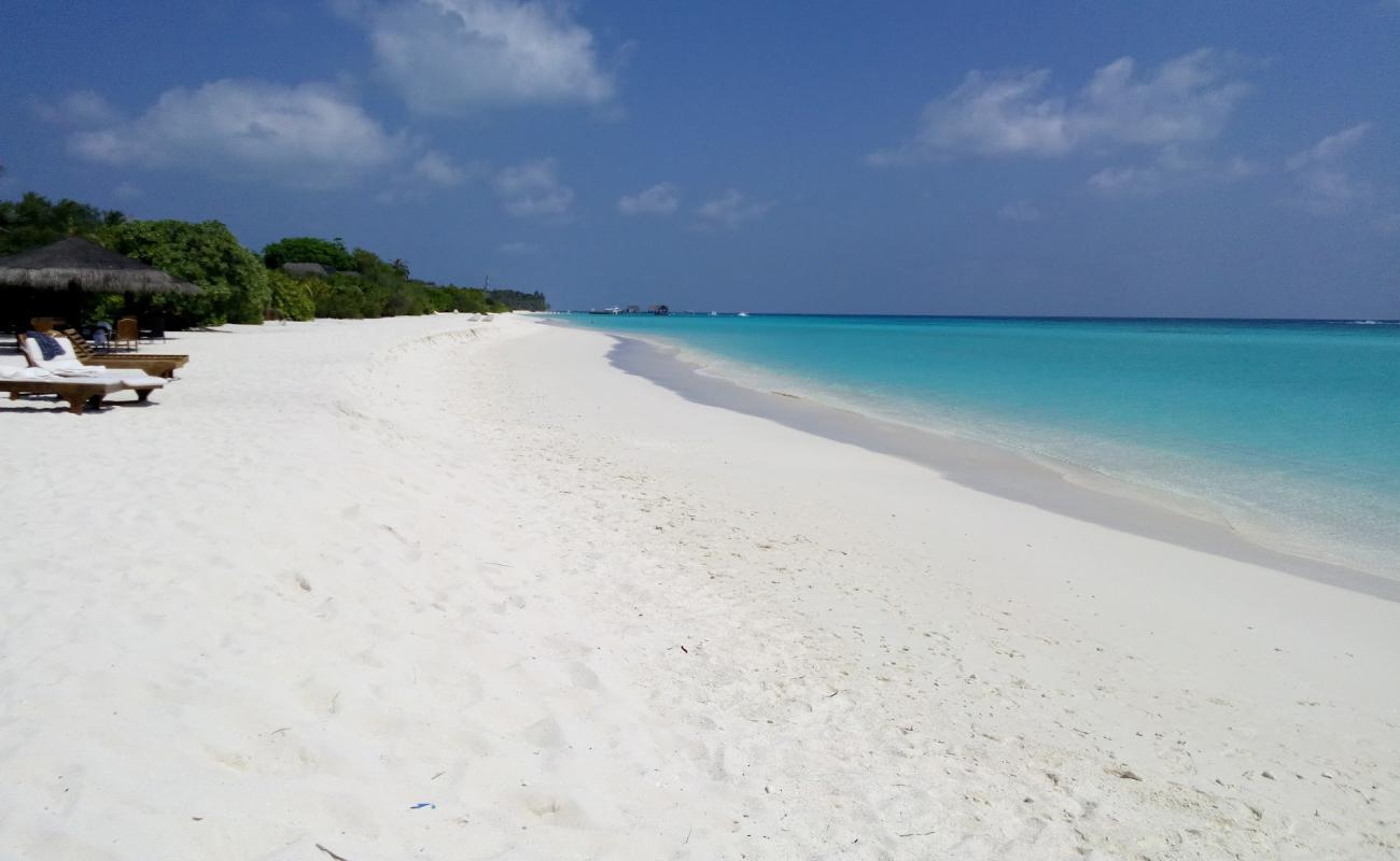 Photo of Madhiriguraidhoo Beach with white sand surface