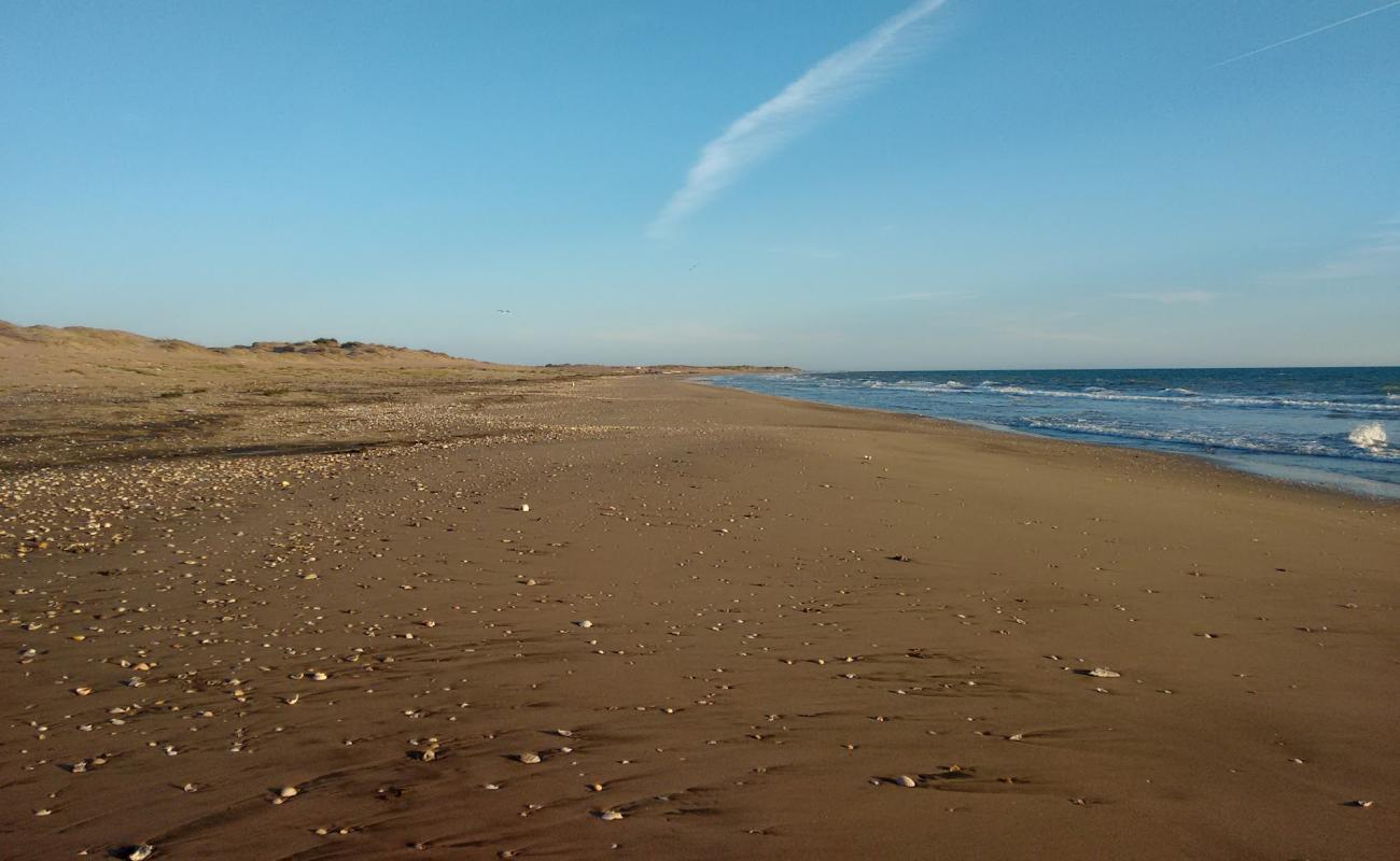 Photo of El Siaric beach with gray sand surface