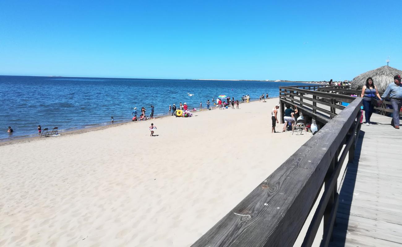 Photo of El Maviri beach with bright sand surface