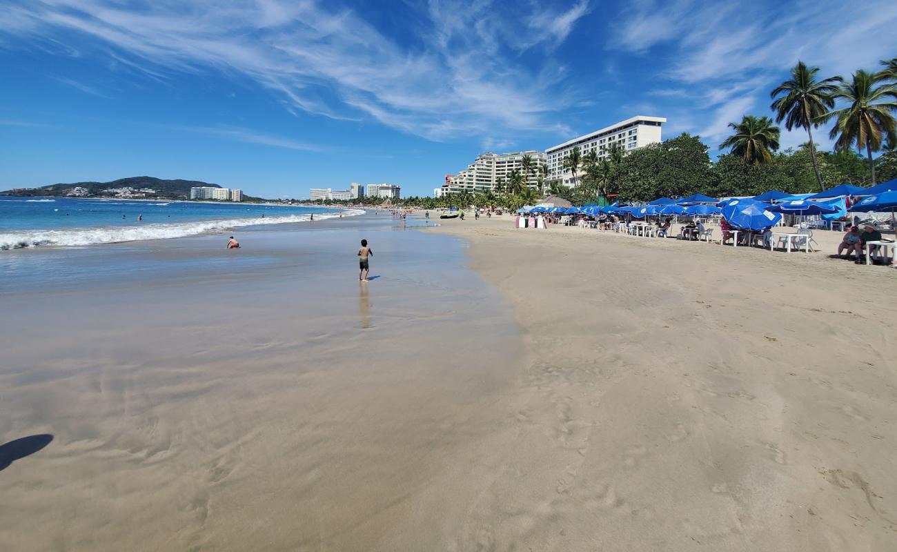 Photo of La Cucaracha beach with bright fine sand surface