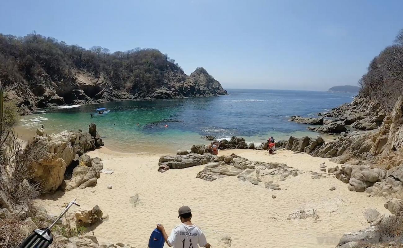 Photo of Violín beach with light fine pebble surface