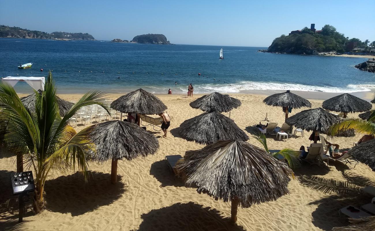 Photo of Las Brisas beach II with bright fine sand surface