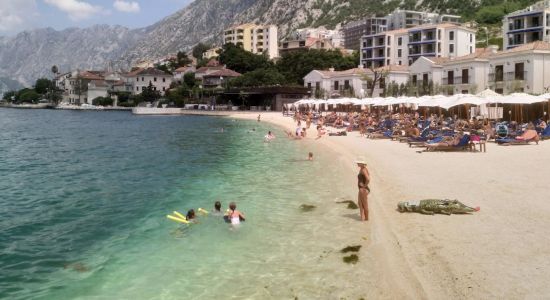 Huma Kotor beach