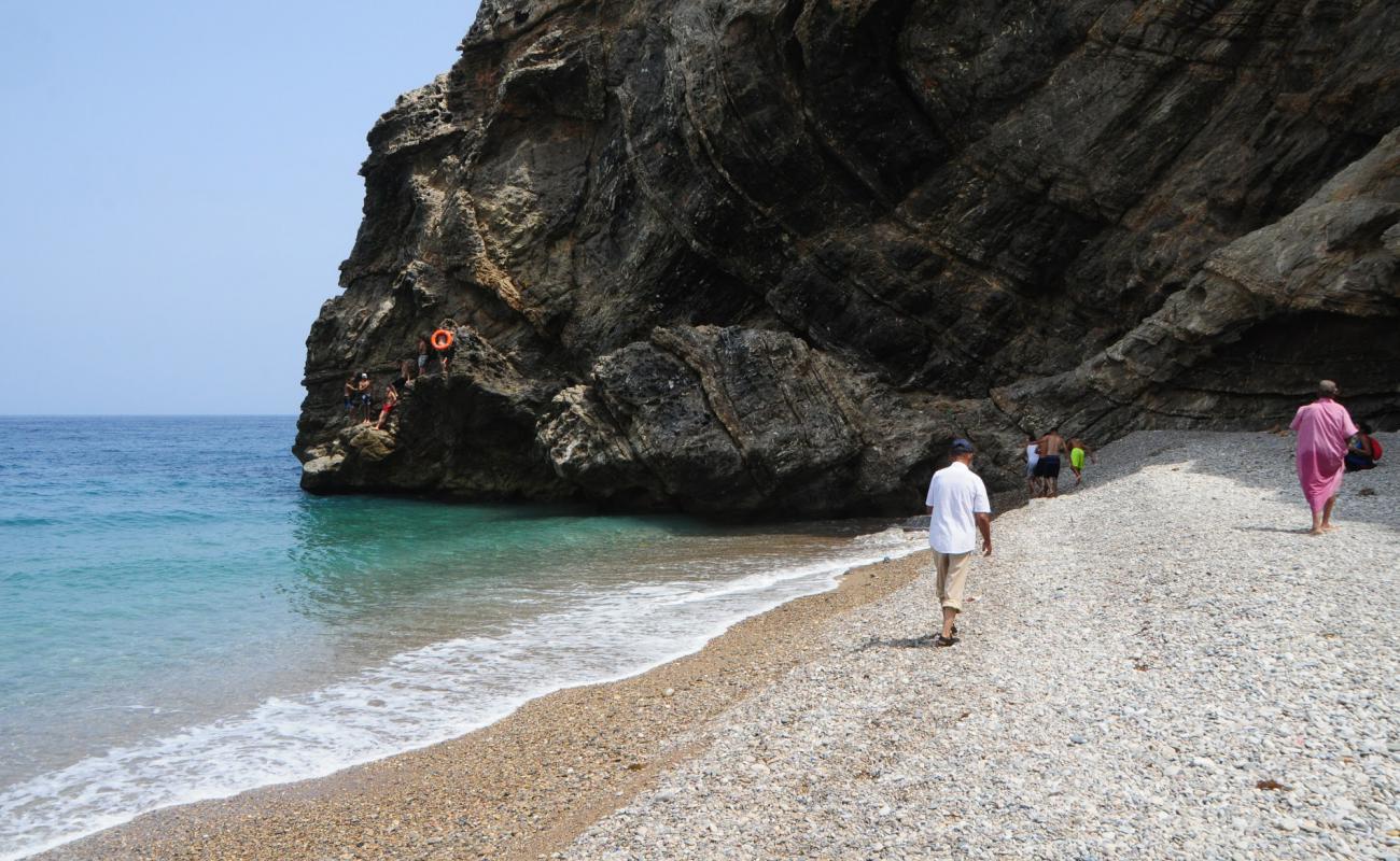 Photo of Tikkit beach with gray fine pebble surface