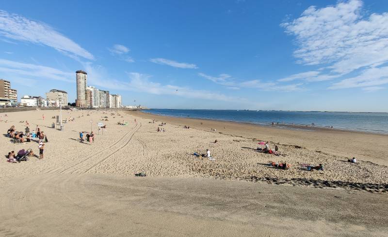 Photo of Strand Vlissingen with gray fine sand surface