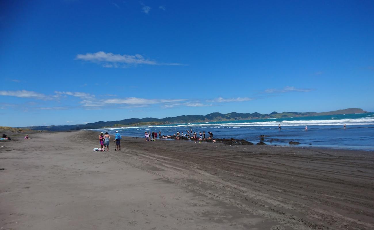 Photo of Kawhia Hot Water Beach with gray sand surface