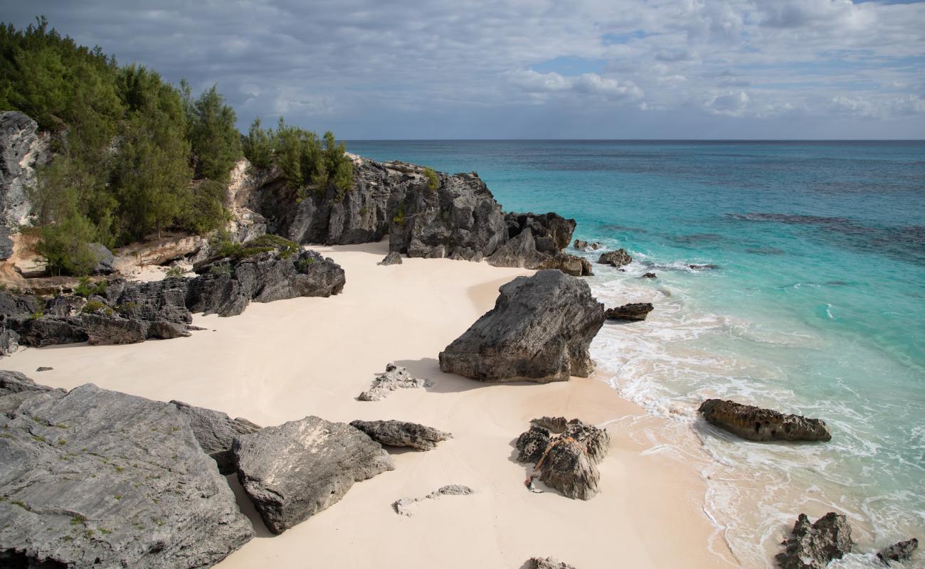 Photo of Mermaid Beach with bright sand & rocks surface