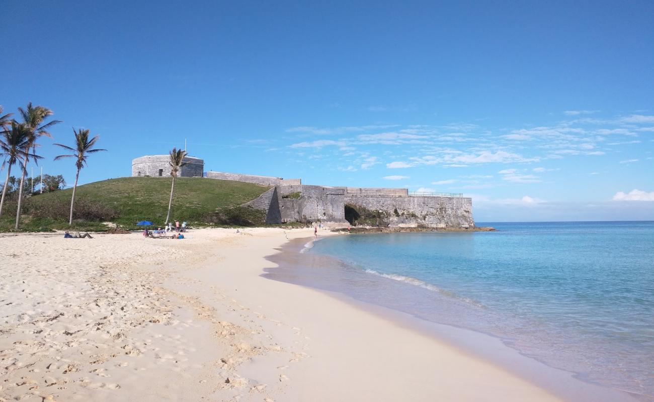 Photo of St Catherine's Beach with bright fine sand surface