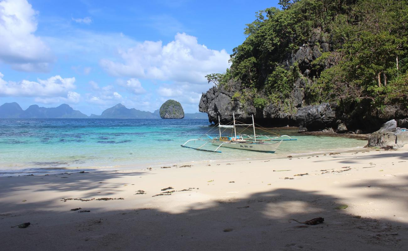 Photo of Cove El Nido Beach with bright sand surface