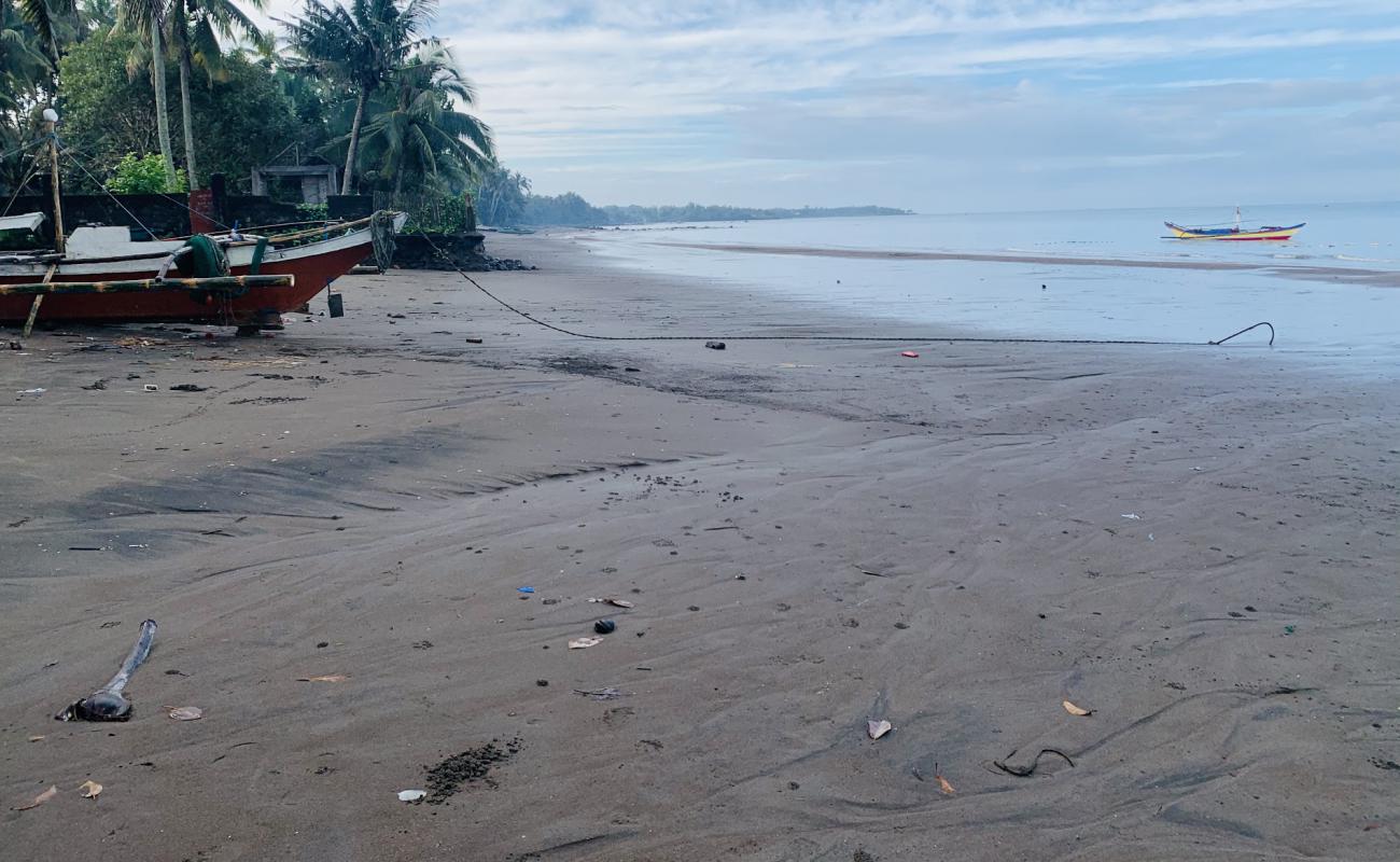 Photo of Miranda Beach with gray sand surface