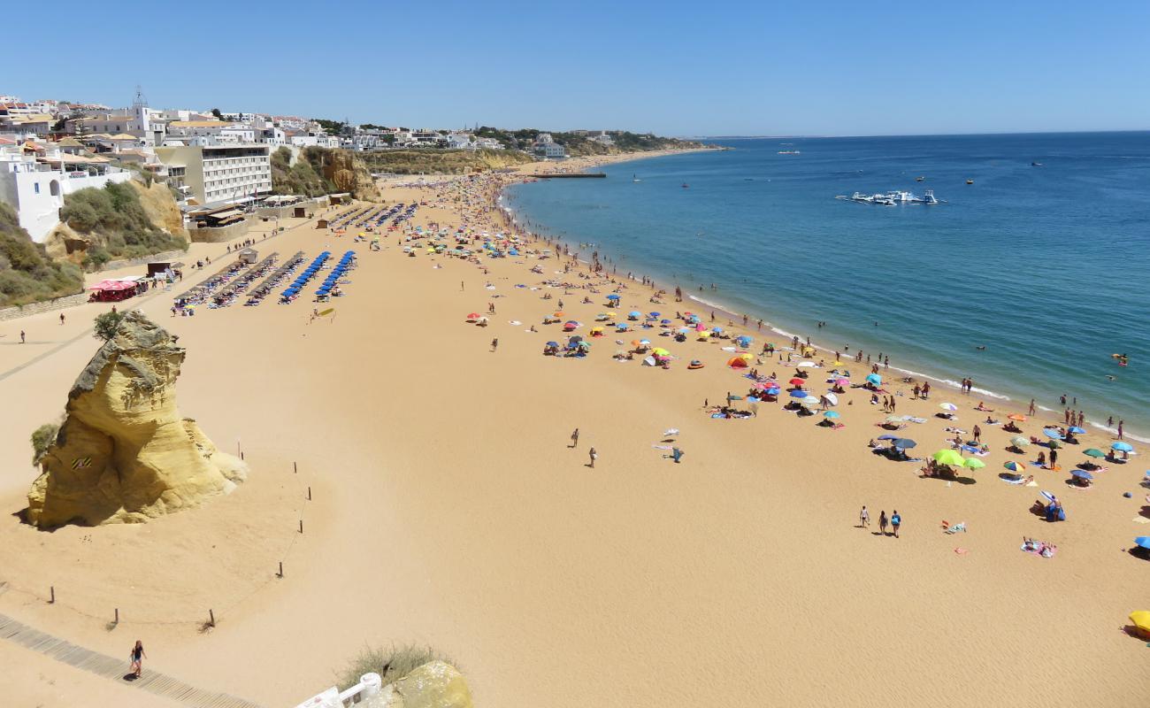 Photo of Praia dos Pescadores with bright fine sand surface