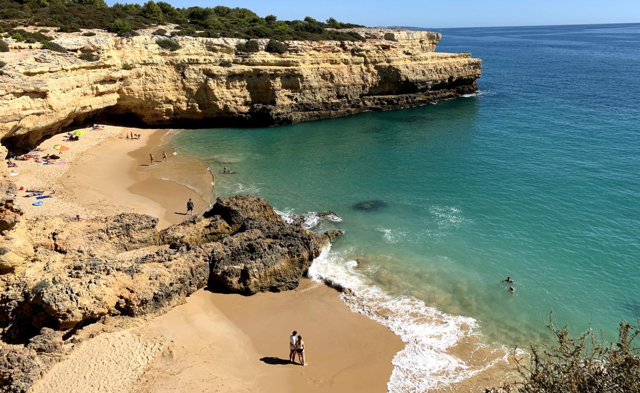 Photo of Praia de Albandeira with brown fine sand surface