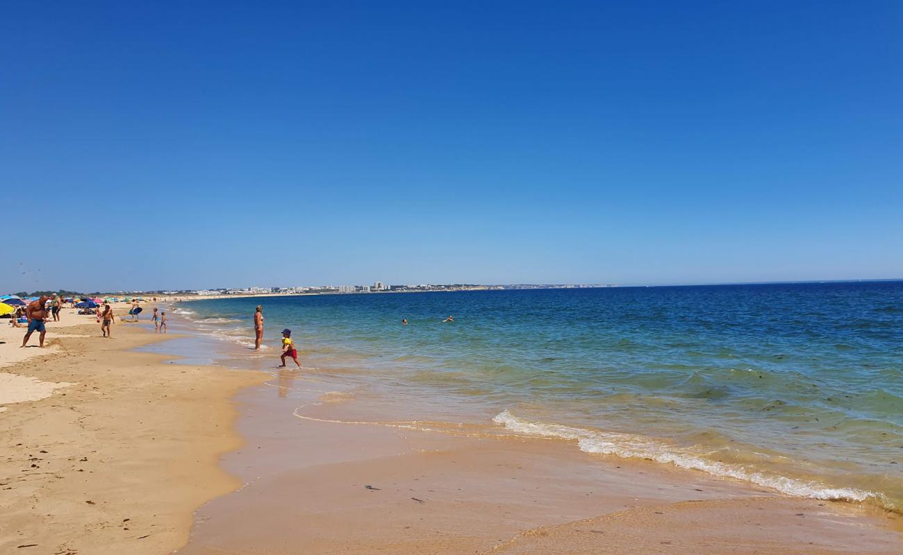 Photo of Meia Beach with brown sand surface