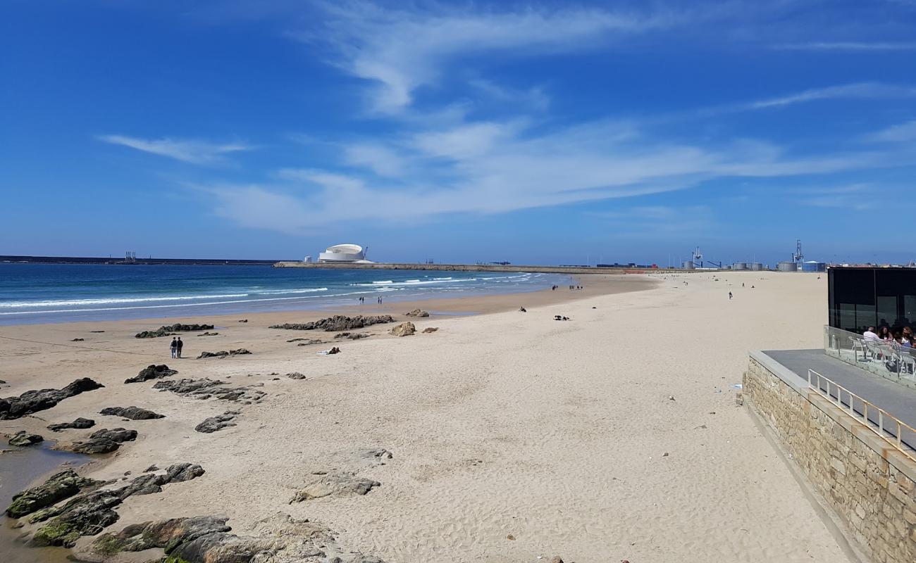 Photo of Praia de Matosinhos with bright fine sand surface