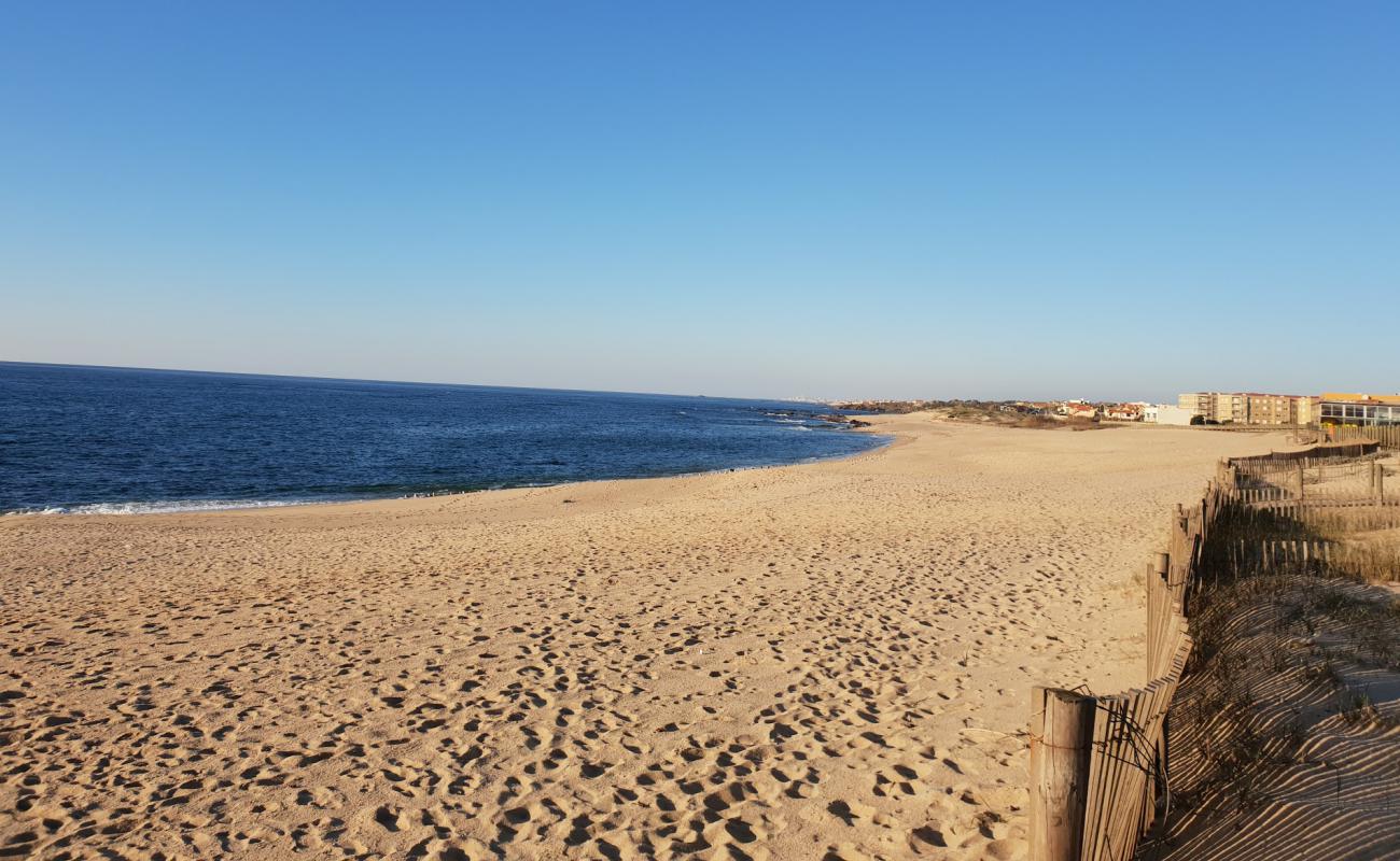 Photo of Praia de Angeiras Norte with bright fine sand surface