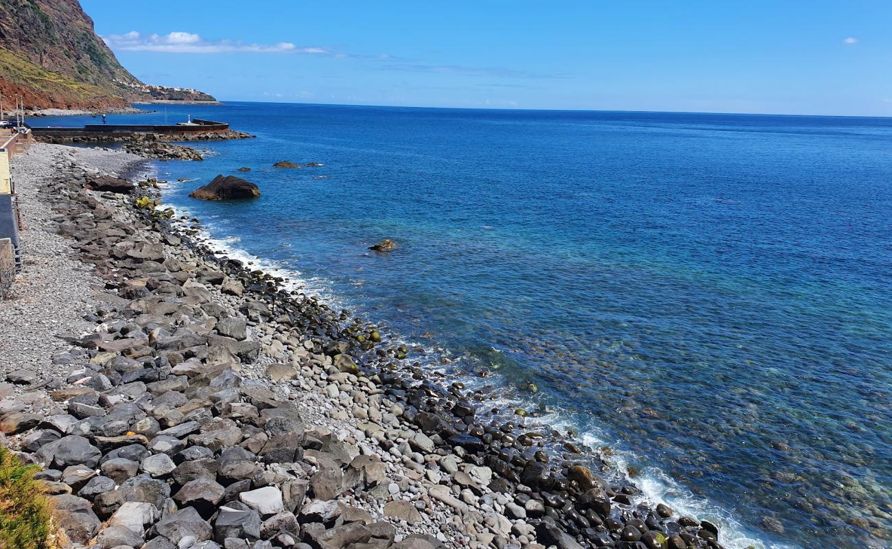 Photo of Praia do Cais with gray pebble surface