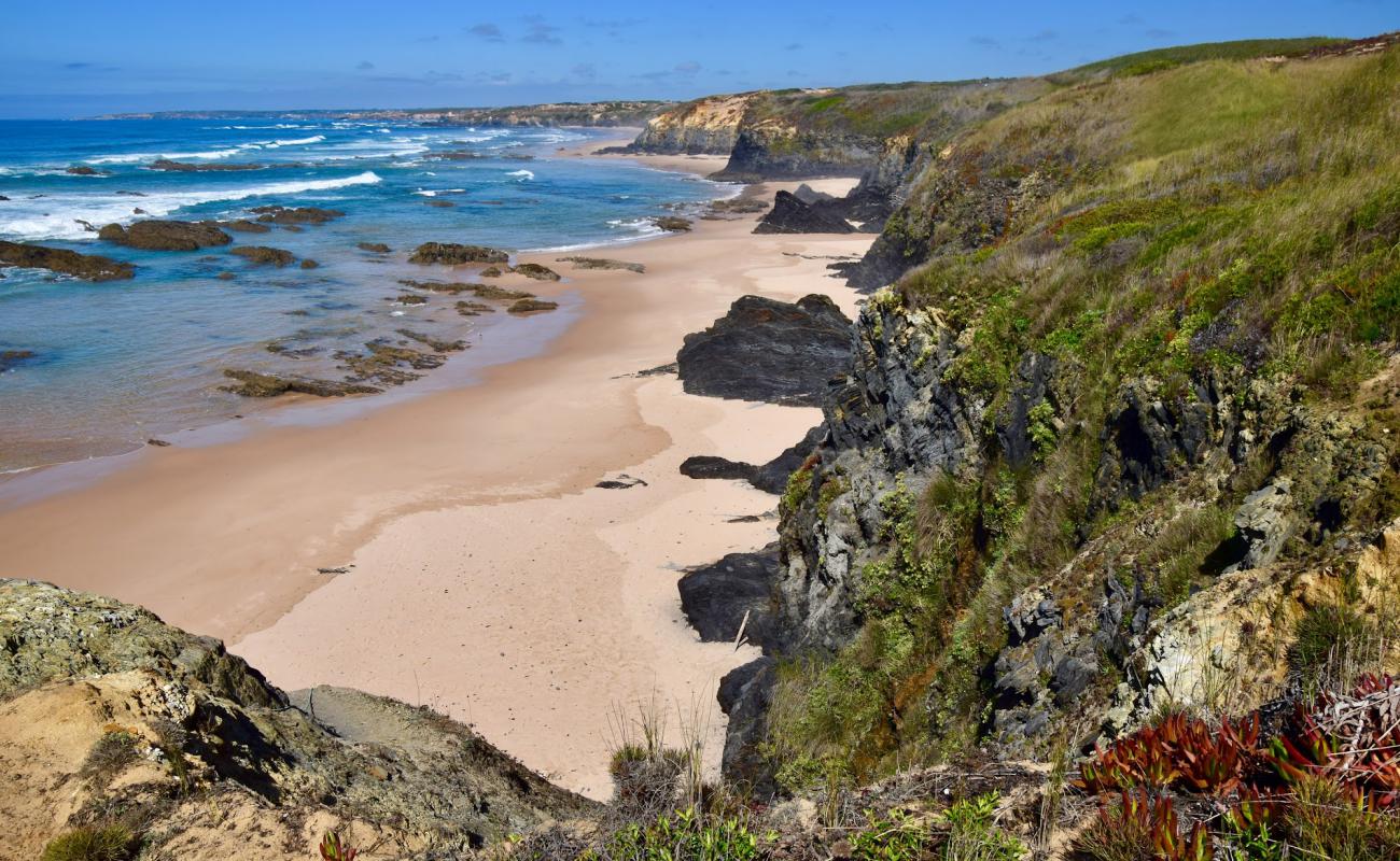 Photo of Praia dos Picos with bright sand surface