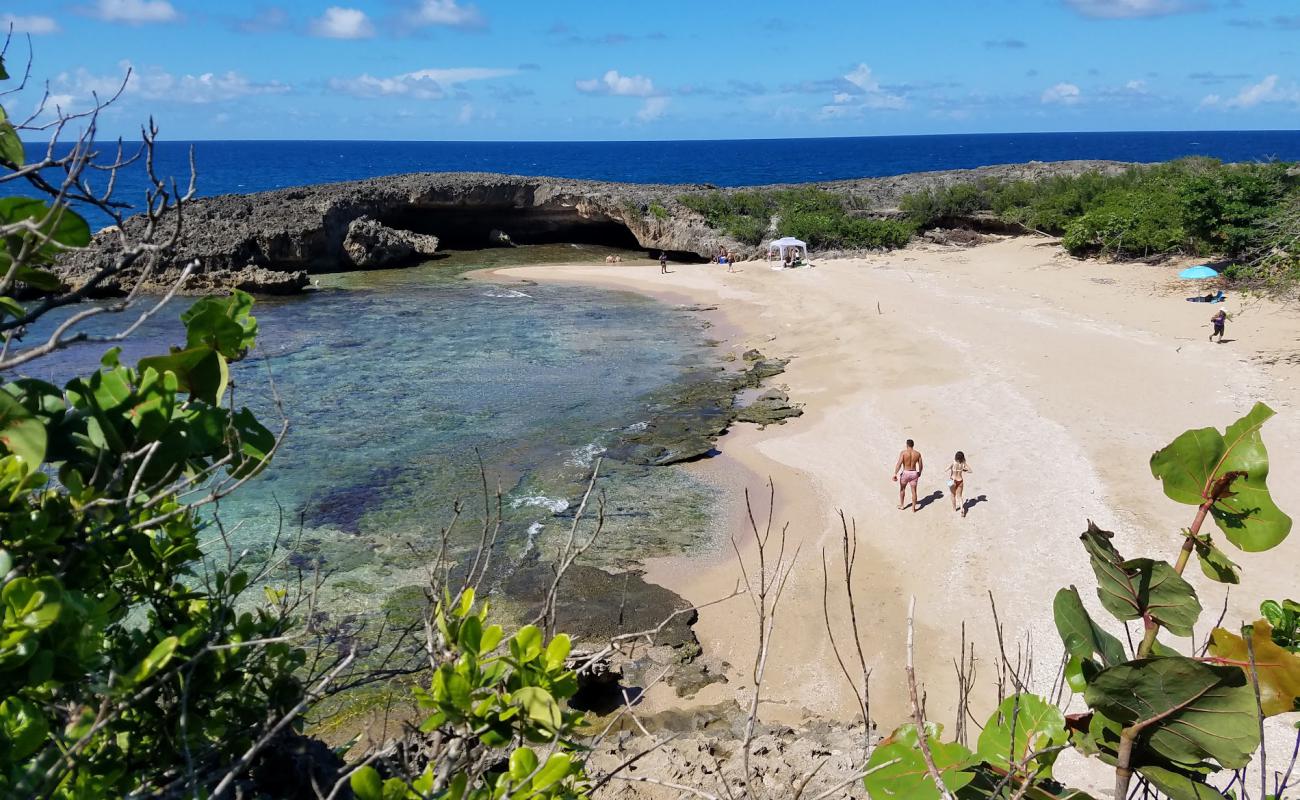 Photo of Las Golondrinas beach with bright sand surface