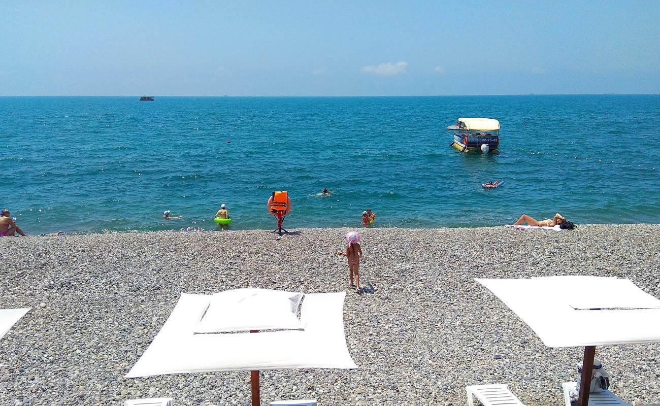 Photo of Robinson beach with gray pebble surface