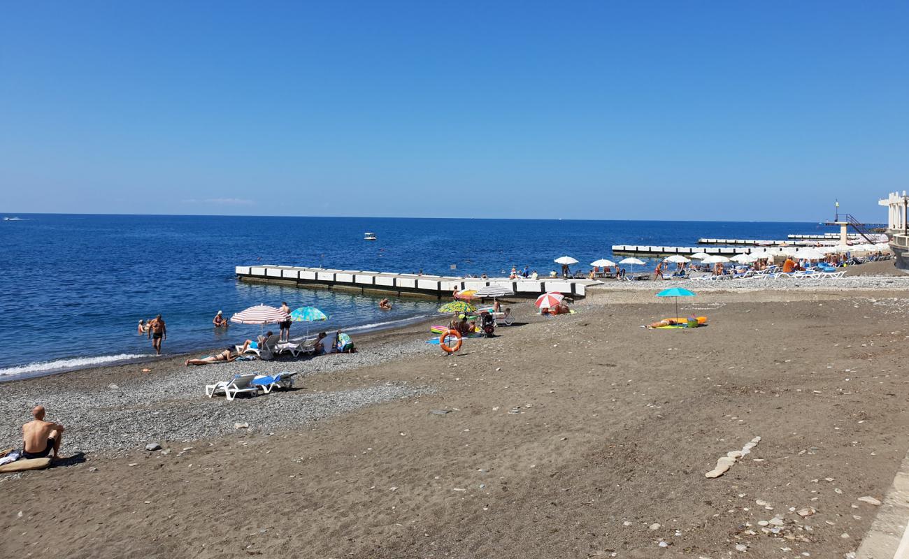 Photo of Green Grove hotel beach with gray pebble surface