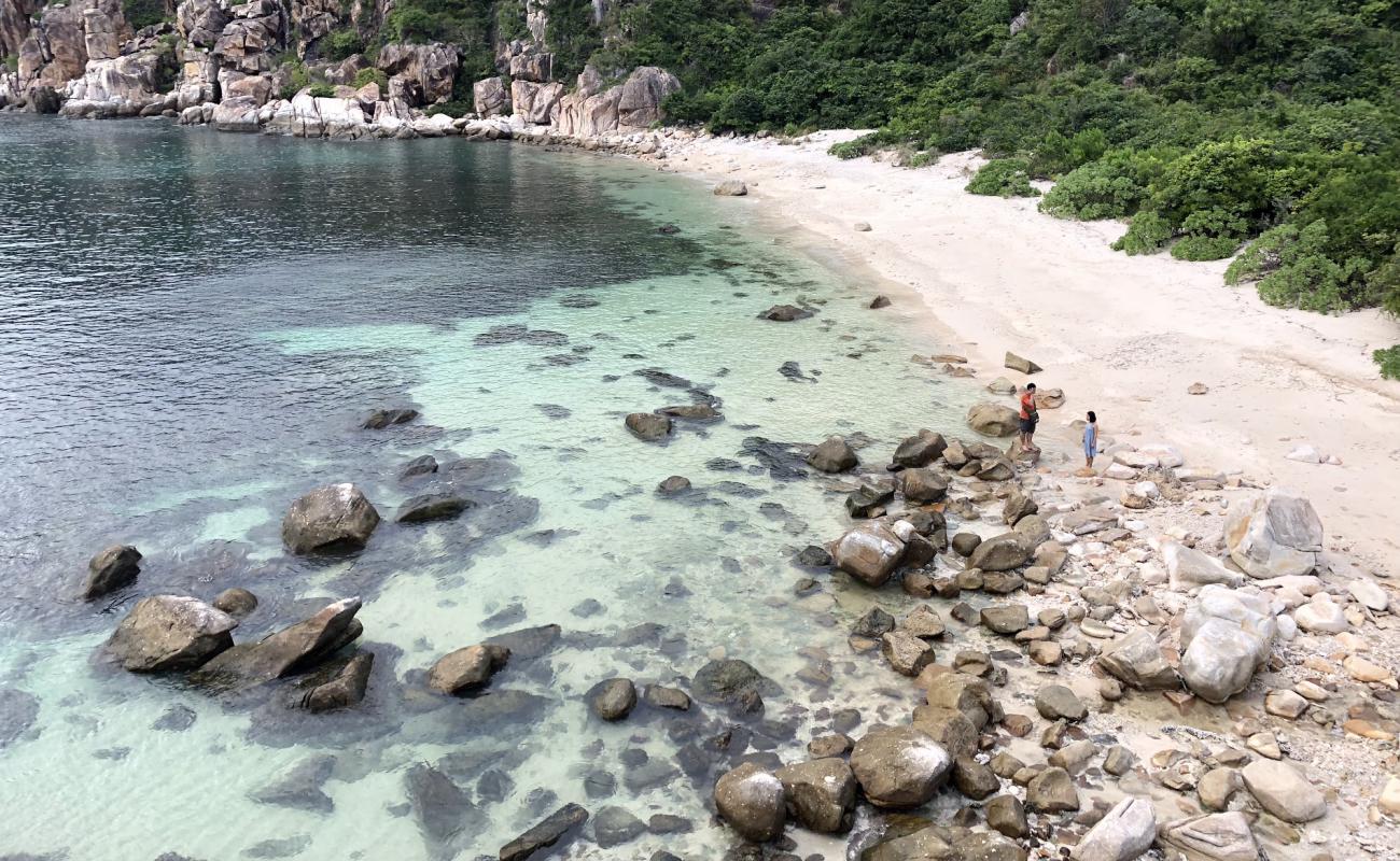 Photo of Con Rua Beach with bright sand & rocks surface