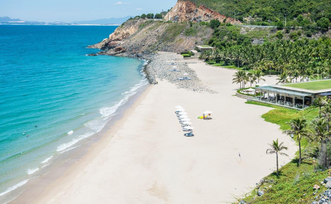 Photo of Cam Hai Dong Beach with bright fine sand surface