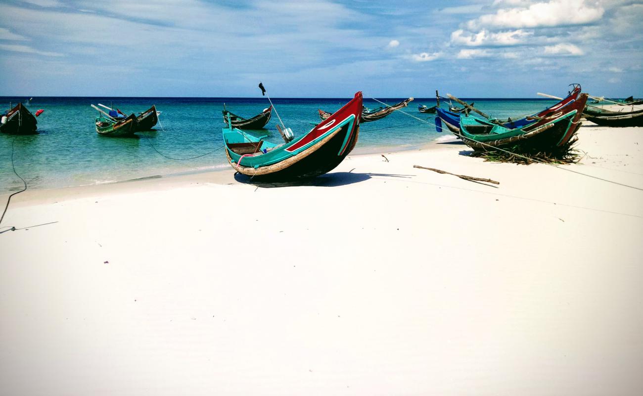 Photo of Bai Ngu Thuy Trung with bright sand surface