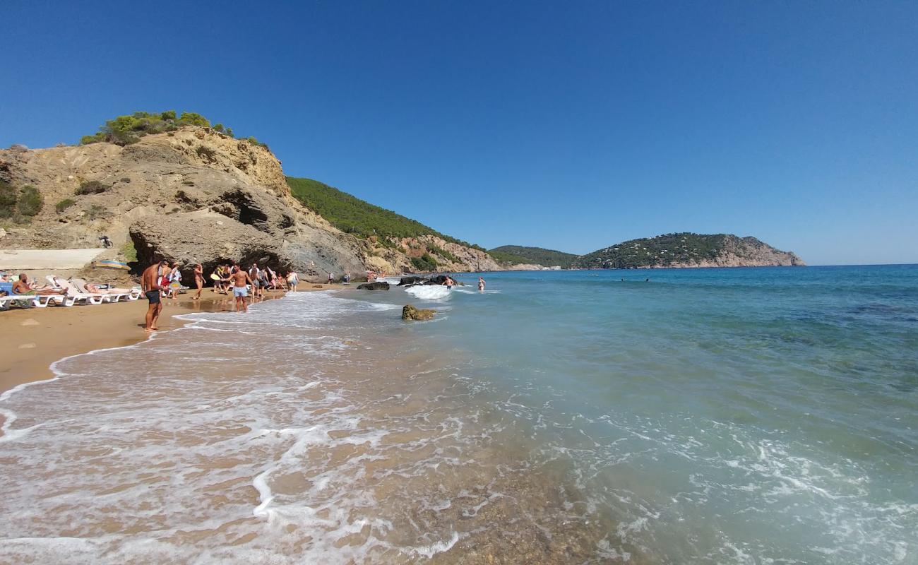 Photo of Platja de s'Aigua Blanca with brown sand surface