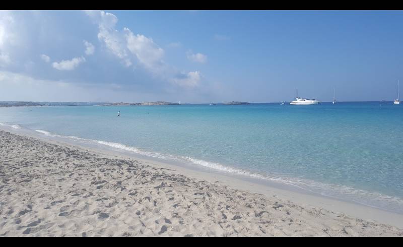 Photo of Platja de les Illetes II with white fine sand surface