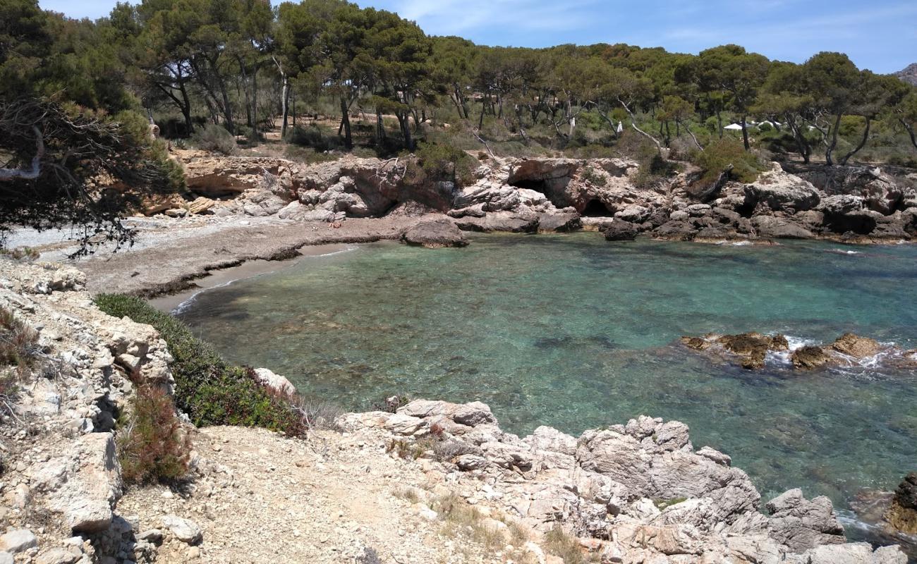 Photo of Cala Auberdans with brown fine pebble surface