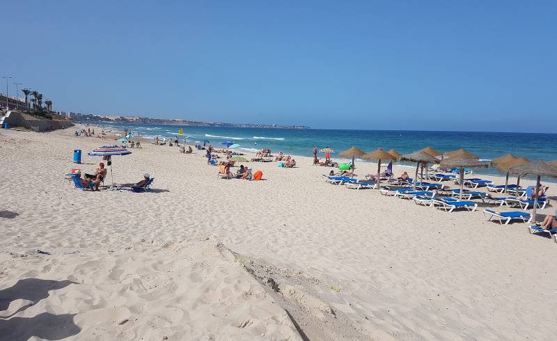 Photo of Mil Palmeras Beach with bright sand surface