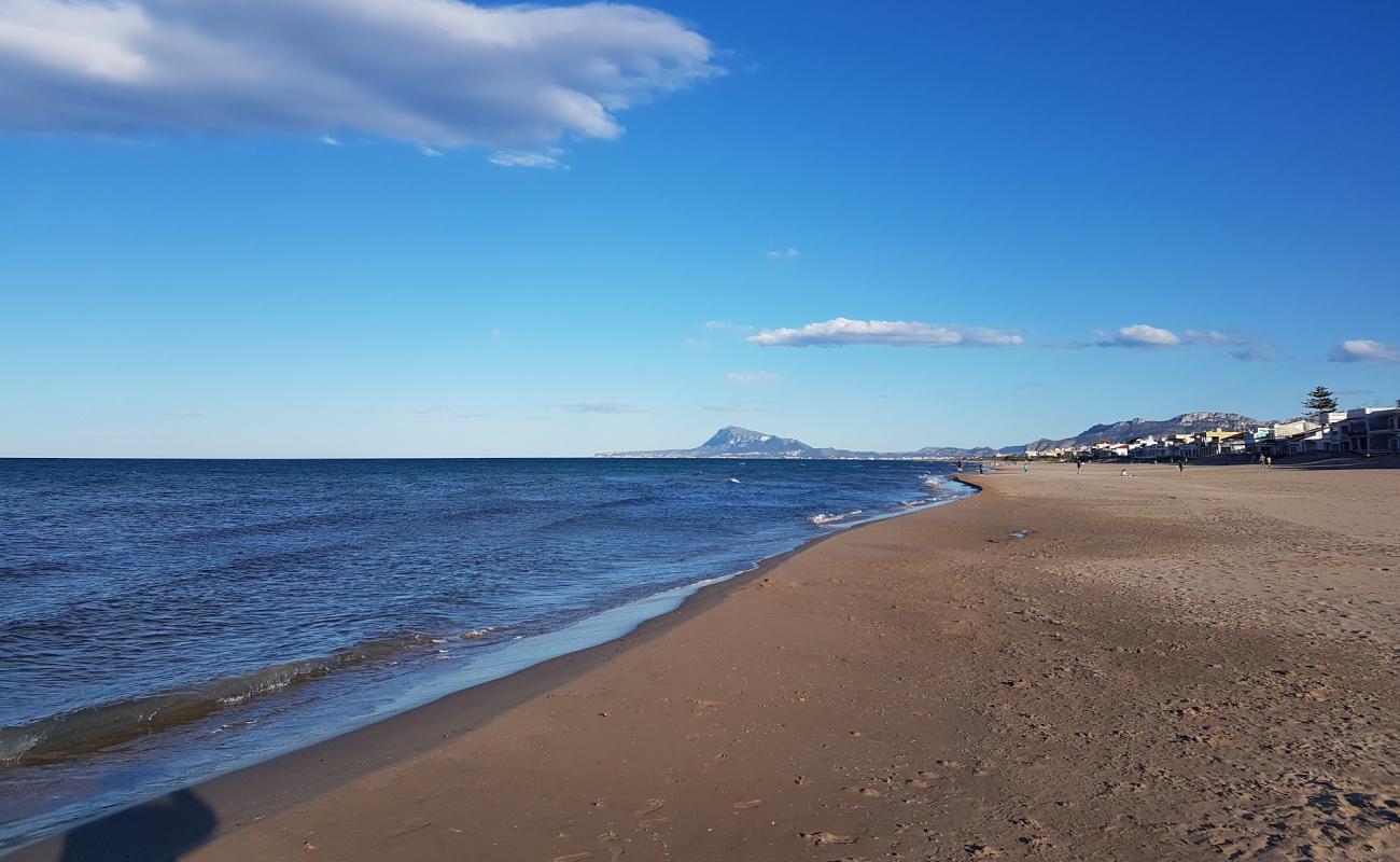 Photo of Platja de Pau Pi with brown sand surface