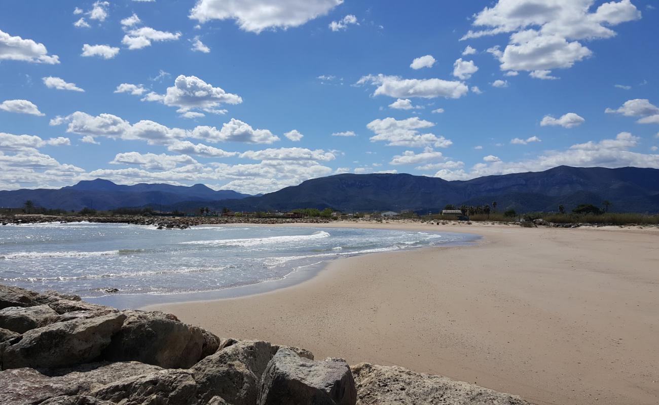 Photo of Playa de L'Estany with brown sand surface